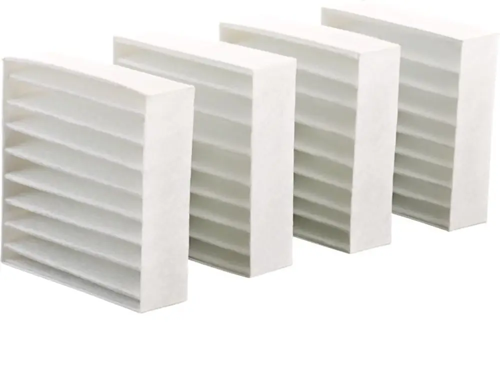 Vier weiße STIEBEL ELTRON Filtermattensets FMS G2-4 LWE 40 (G4, 236676) stehen nebeneinander. Sie sind quaderförmig mit horizontalen Lamellen.